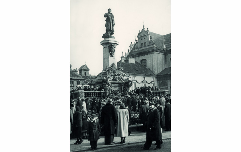 Pomnik Adama Mickiewicza został wywieziony przez Niemców do Rzeszy w 1942 roku. Po wojnie odnaleziono tylko głowę i fragment torsu. Odtworzony, wrócił na swoje miejsce w styczniu 1950 roku. - Autor zdjęcia Stefan Rassalski / Narodowe Archiwum Cyfrowe.