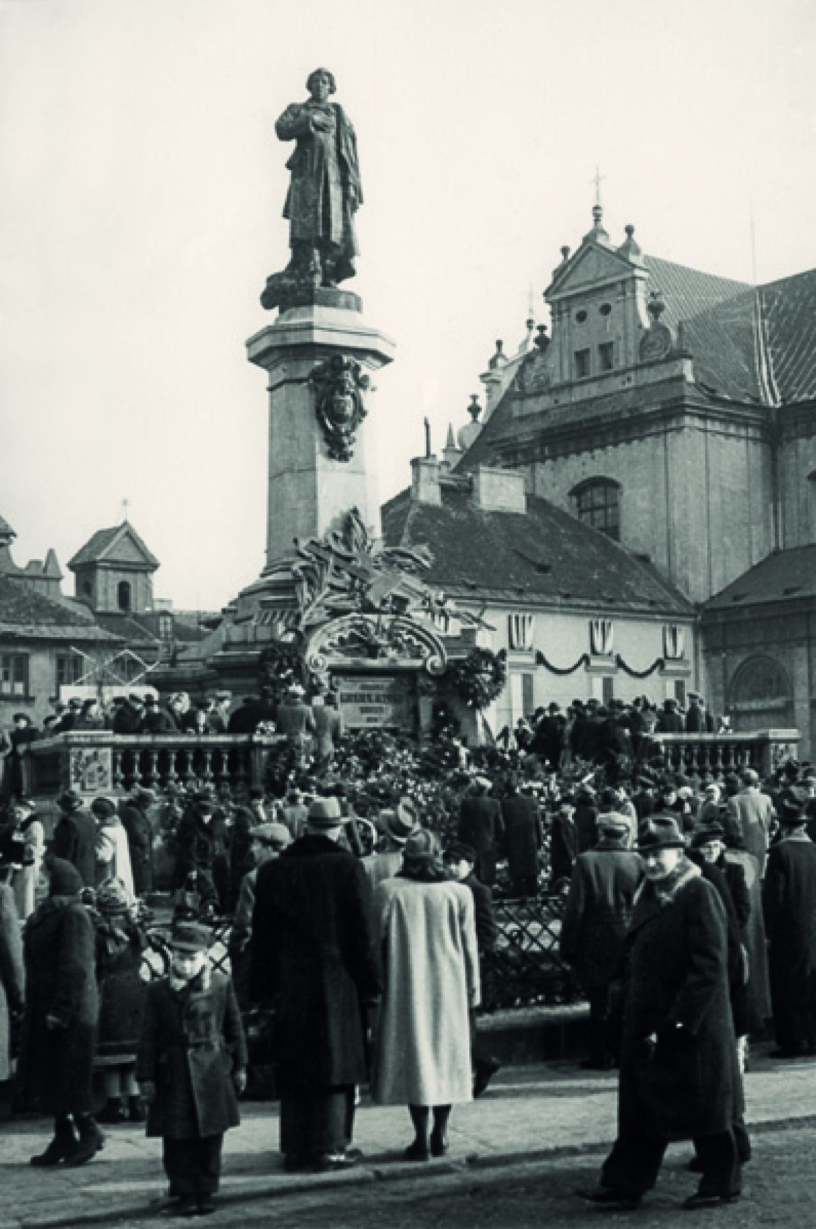 Pomnik Adama Mickiewicza został wywieziony przez Niemców do Rzeszy w 1942 roku. Po wojnie odnaleziono tylko głowę i fragment torsu. Odtworzony, wrócił na swoje miejsce w styczniu 1950 roku. - Autor zdjęcia Stefan Rassalski / Narodowe Archiwum Cyfrowe.