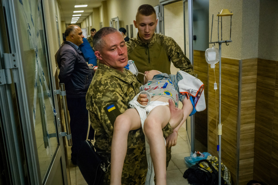 Kramatorsk. Dziesiątki rannych i co najmniej 39 zabitych, w tym czworo dzieci, w rosyjskim ataku rakietowym na stację kolejową, z której odjeżdżały pociągi ewakuacyjne.
Na zdjęciu: ranne dziecko w szpitalu miejskim, 8 kwietnia 2022, Kramatorsk, Ukraina
fot. Wojciech Grzędziński