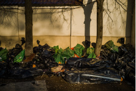 Ciała zabitych cywilów leżą na ziemi przed budynkiem Kostnicy Miejskiej w Charkowie.
16 marca 2022, Charków, Ukraina
fot. Wojciech Grzędziński