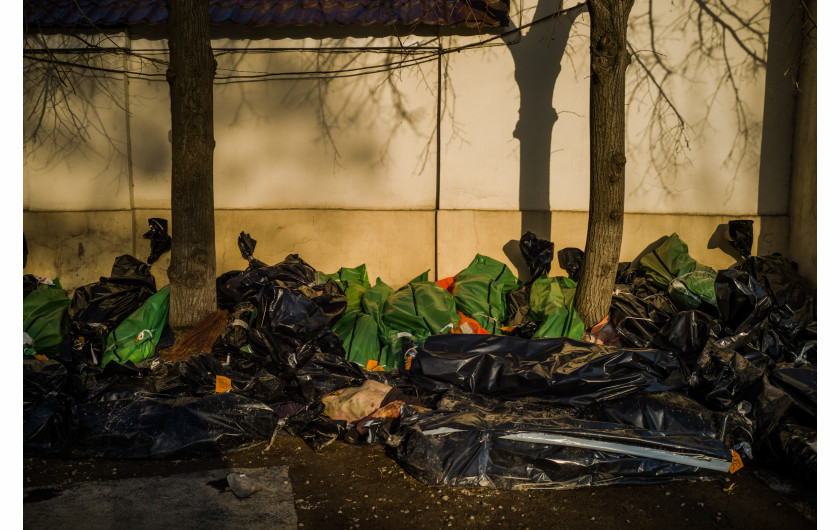 Ciała zabitych cywilów leżą na ziemi przed budynkiem Kostnicy Miejskiej w Charkowie.
16 marca 2022, Charków, Ukraina
fot. Wojciech Grzędziński