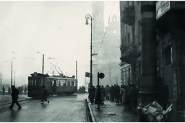 Tramwaj linii 28 wjeżdża z ulicy Marszałkowskiej na plac Zbawiciela. - Autor zdjęcia Stefan Rassalski / Narodowe Archiwum Cyfrowe.