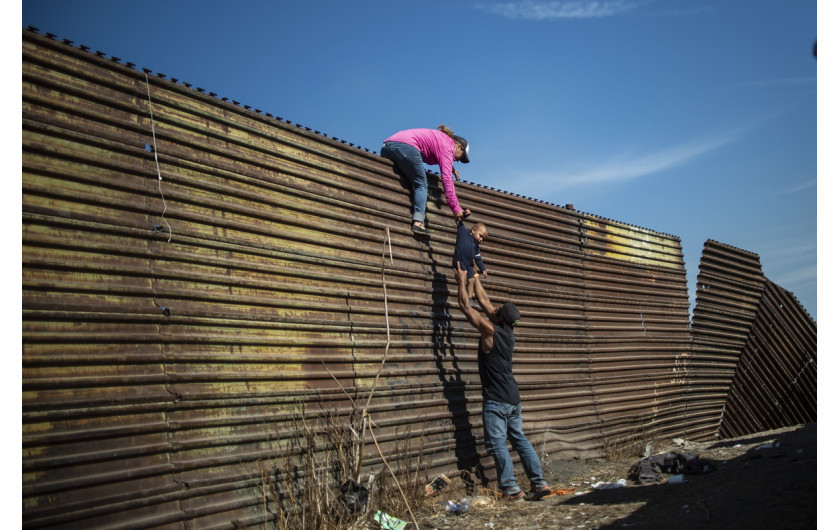 fot. Pedro Pardo, Agence France-Presse, Climbing the Border Fence, 3. miejsce w kategorii Spot News.

Migranci w państw Ameryki Centralnej przedostają się przez ogrodzenie oddzielające Meksyk od USA. Tijuana, Meksyk, 25 listopada 2018. Emigranci będący uczestnikami karawany, która ruszyła w Hondurasu w październiku, dotarli do granicy w listopadzie, gdzie natrafili na około 3 tysiące osób wciąż oczekujących na przyjęcie ich wniosku o azyl. Wizja miesięcy oczekiwań wywołała napięcia wśród ludzi, z których wielu oddzieliło się od karawany i próbowało przekroczyć granicę na własną rękę.*