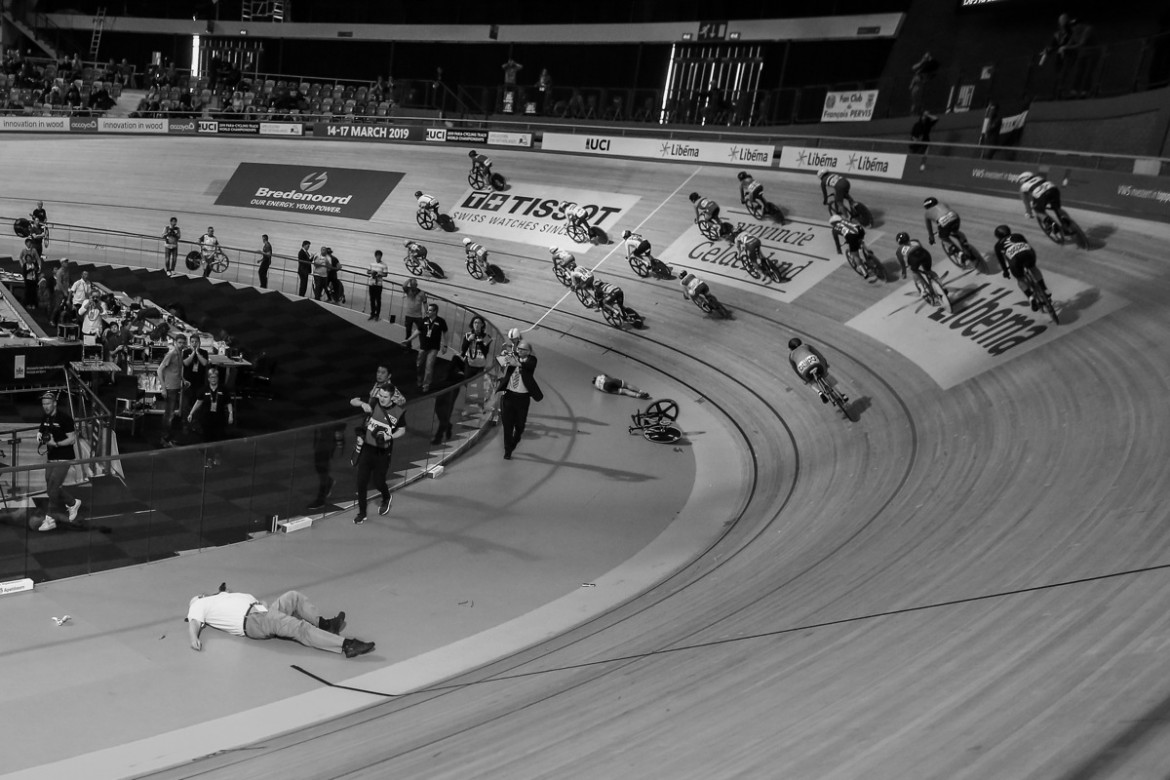 fot. Adam Jastrzębowski, Agencja Foto Olimpik, II miejsce w kategorii SPORT
Holandia, Apeldoorn. Mistrzostwa Świata w Kolarstwie Torowym. Sędzia uderzony przez rozpędzony peleton. 2 marca 2018