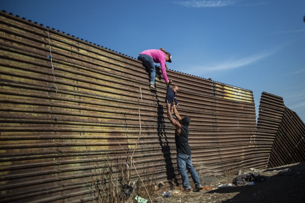 fot. Pedro Pardo, Agence France-Presse, "Climbing the Border Fence", 3. miejsce w kategorii Spot News.

Migranci w państw Ameryki Centralnej przedostają się przez ogrodzenie oddzielające Meksyk od USA. Tijuana, Meksyk, 25 listopada 2018. Emigranci będący uczestnikami karawany, która ruszyła w Hondurasu w październiku, dotarli do granicy w listopadzie, gdzie natrafili na około 3 tysiące osób wciąż oczekujących na przyjęcie ich wniosku o azyl. Wizja miesięcy oczekiwań wywołała napięcia wśród ludzi, z których wielu oddzieliło się od karawany i próbowało przekroczyć granicę na własną rękę.*