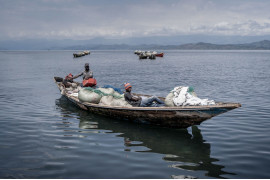 <strong>Z cyklu: "The Lake Has Fallen Silent"<br />
fot. Aubin Mukoni / World Press Photo 2025</strong>

<br /><br />

Wokół jeziora Kivu, malowniczo położonego na granicy Rwandy i Demokratycznej Republiki Konga, splata się wiele opowieści. Pod spokojną taflą wody i wśród otaczających ją rybackich wiosek kryją się niepokój i niepewność. Zmiany klimatu przynoszą coraz częstsze burze, wzrost temperatury wody i coraz mniejsze połowy ryb. Przyszłość tego delikatnego ekosystemu zagraża również zanieczyszczenie plastikiem oraz odkrycie złóż metanu w osadach jeziora. Projekt ten stanowi wielowymiarową dokumentację złożonej sieci zależności, wyzysku i szacunku, która łączy ludzi z otaczającą ich przyrodą.