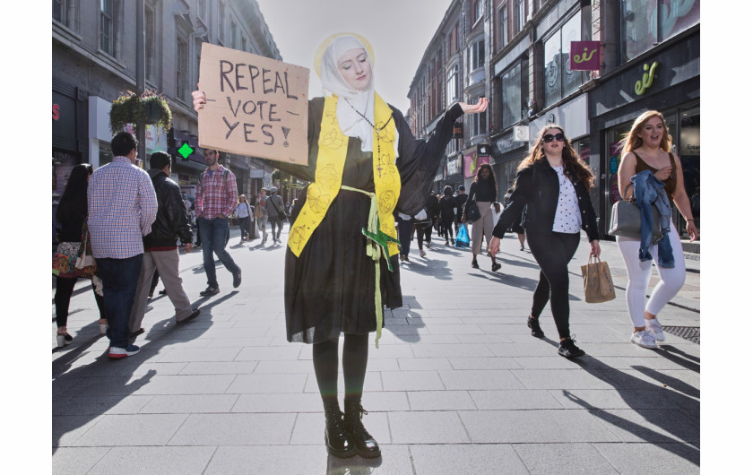 fot. Olivia Harris, Blessed Be the Fruit: Ireland's Struggle to Overturn Anti-Abortion Laws, 1. miejsce w kategorii Contemporary Issues.

25 maja 2018 roku większością głosów społeczeństwo irlandzkie opowiedziało się za złagodzeniem przepisów aborcyjnych, które należały do najostrzejszych na świecie. W skutek referendum z 1983 roku do konstytucji wprowadzono ósmą poprawkę, zabraniającą nawet usuwanie ciąży z gwałtu czy ciąży kazirodczej. Ruch na rzecz zniesienie poprawki wykorzystywał media społecznościowe i uliczne demonstracje w formie spektakli. W efekcie do zeszłorocznego referendum przystąpiły 2/3 społeczeństwa, które 66-procentową przewagą przegłosowały prohibicję na aborcję. Przed końcem roku prezydent podpisał ustawę, na mocy której każda aborcja przed 12 tygodniem ciąży dokonywana jest bezpłatnie.