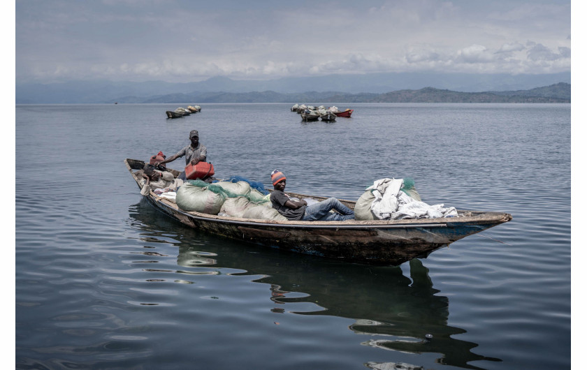 Z cyklu: The Lake Has Fallen Silent
fot. Aubin Mukoni / World Press Photo 2025



Wokół jeziora Kivu, malowniczo położonego na granicy Rwandy i Demokratycznej Republiki Konga, splata się wiele opowieści. Pod spokojną taflą wody i wśród otaczających ją rybackich wiosek kryją się niepokój i niepewność. Zmiany klimatu przynoszą coraz częstsze burze, wzrost temperatury wody i coraz mniejsze połowy ryb. Przyszłość tego delikatnego ekosystemu zagraża również zanieczyszczenie plastikiem oraz odkrycie złóż metanu w osadach jeziora. Projekt ten stanowi wielowymiarową dokumentację złożonej sieci zależności, wyzysku i szacunku, która łączy ludzi z otaczającą ich przyrodą.
