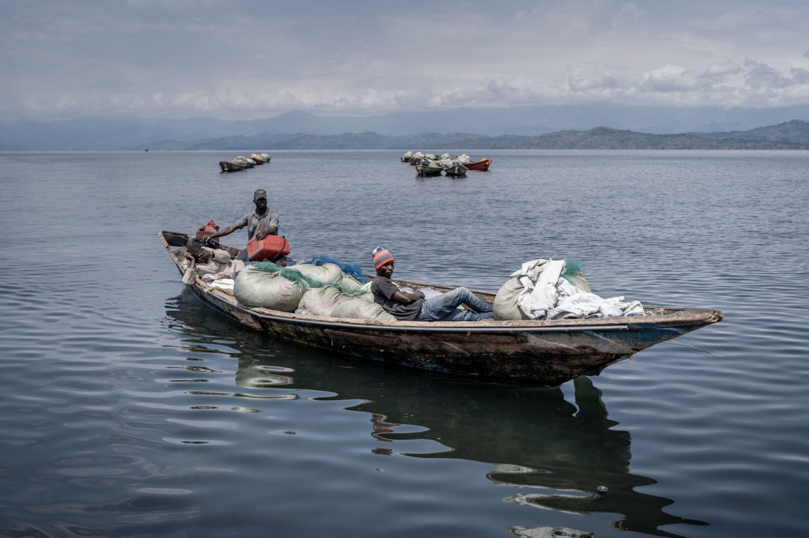 <strong>Z cyklu: "The Lake Has Fallen Silent"<br />
fot. Aubin Mukoni / World Press Photo 2025</strong>

<br /><br />

Wokół jeziora Kivu, malowniczo położonego na granicy Rwandy i Demokratycznej Republiki Konga, splata się wiele opowieści. Pod spokojną taflą wody i wśród otaczających ją rybackich wiosek kryją się niepokój i niepewność. Zmiany klimatu przynoszą coraz częstsze burze, wzrost temperatury wody i coraz mniejsze połowy ryb. Przyszłość tego delikatnego ekosystemu zagraża również zanieczyszczenie plastikiem oraz odkrycie złóż metanu w osadach jeziora. Projekt ten stanowi wielowymiarową dokumentację złożonej sieci zależności, wyzysku i szacunku, która łączy ludzi z otaczającą ich przyrodą.