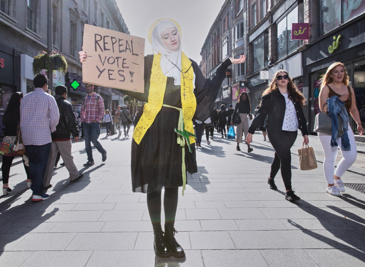 fot. Olivia Harris, "Blessed Be the Fruit: Ireland's Struggle to Overturn Anti-Abortion Laws", 1. miejsce w kategorii Contemporary Issues.
25 maja 2018 roku większością głosów społeczeństwo irlandzkie opowiedziało się za złagodzeniem przepisów aborcyjnych, które należały do najostrzejszych na świecie. W skutek referendum z 1983 roku do konstytucji wprowadzono ósmą poprawkę, zabraniającą nawet usuwanie ciąży z gwałtu czy ciąży kazirodczej. Ruch na rzecz zniesienie poprawki wykorzystywał media społecznościowe i uliczne demonstracje w formie spektakli. W efekcie do zeszłorocznego referendum przystąpiły 2/3 społeczeństwa, które 66-procentową przewagą przegłosowały prohibicję na aborcję. Przed końcem roku prezydent podpisał ustawę, na mocy której każda aborcja przed 12 tygodniem ciąży dokonywana jest bezpłatnie.