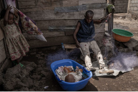 <strong>Z cyklu: "The Lake Has Fallen Silent"<br />
fot. Aubin Mukoni / World Press Photo 2025</strong>

<br /><br />

Wokół jeziora Kivu, malowniczo położonego na granicy Rwandy i Demokratycznej Republiki Konga, splata się wiele opowieści. Pod spokojną taflą wody i wśród otaczających ją rybackich wiosek kryją się niepokój i niepewność. Zmiany klimatu przynoszą coraz częstsze burze, wzrost temperatury wody i coraz mniejsze połowy ryb. Przyszłość tego delikatnego ekosystemu zagraża również zanieczyszczenie plastikiem oraz odkrycie złóż metanu w osadach jeziora. Projekt ten stanowi wielowymiarową dokumentację złożonej sieci zależności, wyzysku i szacunku, która łączy ludzi z otaczającą ich przyrodą.