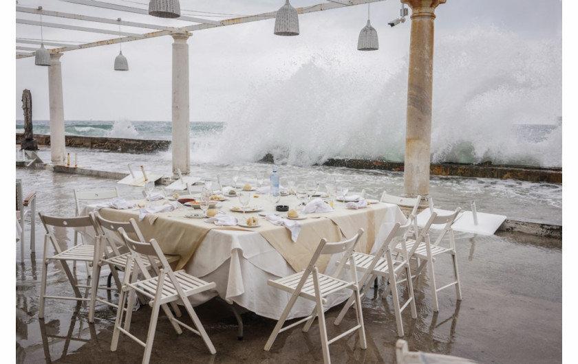 fot. Grażyna Makara / Tygodnik Powszechny, 2. miejsce w kategorii Środowisko. Rodzinna kolacja w restauracji w Maladze przerwana przez sztorm na morzu.