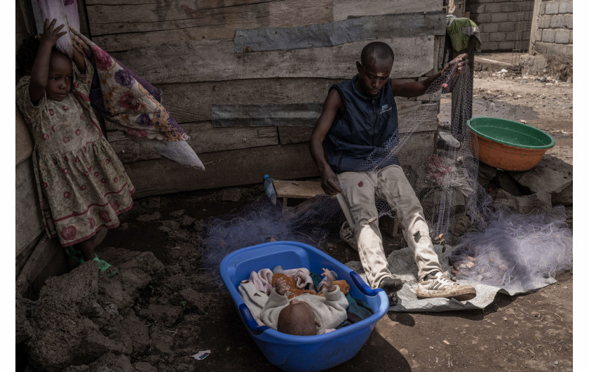 Z cyklu: The Lake Has Fallen Silent
fot. Aubin Mukoni / World Press Photo 2025



Wokół jeziora Kivu, malowniczo położonego na granicy Rwandy i Demokratycznej Republiki Konga, splata się wiele opowieści. Pod spokojną taflą wody i wśród otaczających ją rybackich wiosek kryją się niepokój i niepewność. Zmiany klimatu przynoszą coraz częstsze burze, wzrost temperatury wody i coraz mniejsze połowy ryb. Przyszłość tego delikatnego ekosystemu zagraża również zanieczyszczenie plastikiem oraz odkrycie złóż metanu w osadach jeziora. Projekt ten stanowi wielowymiarową dokumentację złożonej sieci zależności, wyzysku i szacunku, która łączy ludzi z otaczającą ich przyrodą.