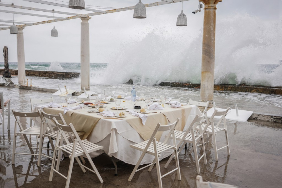 fot. Grażyna Makara / Tygodnik Powszechny, 2. miejsce w kategorii Środowisko. Rodzinna kolacja w restauracji w Maladze przerwana przez sztorm na morzu.