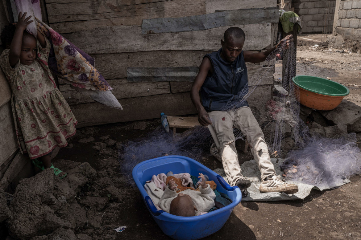 <strong>Z cyklu: "The Lake Has Fallen Silent"<br />
fot. Aubin Mukoni / World Press Photo 2025</strong>
<br /><br />
Wokół jeziora Kivu, malowniczo położonego na granicy Rwandy i Demokratycznej Republiki Konga, splata się wiele opowieści. Pod spokojną taflą wody i wśród otaczających ją rybackich wiosek kryją się niepokój i niepewność. Zmiany klimatu przynoszą coraz częstsze burze, wzrost temperatury wody i coraz mniejsze połowy ryb. Przyszłość tego delikatnego ekosystemu zagraża również zanieczyszczenie plastikiem oraz odkrycie złóż metanu w osadach jeziora. Projekt ten stanowi wielowymiarową dokumentację złożonej sieci zależności, wyzysku i szacunku, która łączy ludzi z otaczającą ich przyrodą.