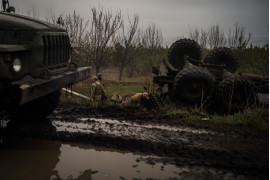 Ukraińscy żołnierze zabierają rakiety z rozbitej wyrzutni MLRS na drodze w pobliżu Konstantinówki. 16 kwietnia 2022 r., Konstantinówka, Ukraina
fot. Wojciech Grzędziński