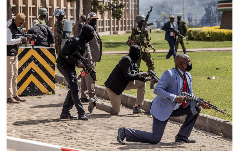 Z cyklu: Kenya's Youth Uprising
fot. Luis Tato / Agence France-Presse / World Press Photo 2025



W 2024 roku kenijski Skarb Państwa zaproponował wprowadzenie dodatkowych podatków na codzienne produkty, aby zwiększyć dochody państwa i zmniejszyć wysokie zadłużenie kraju. Propozycja ta wywołała falę protestów, zainicjowanych przez młodych Kenijczyków, którzy organizowali się za pośrednictwem mediów społecznościowych. 25 czerwca demonstranci wtargnęli do Parlamentu i starli się z policją; wielu zginęło lub zostało uprowadzonych, a setki odniosły obrażenia. Choć prezydent William Ruto wycofał kontrowersyjną ustawę, protesty trwają nadal w 2025 roku, podsycane gniewem wobec trudnej sytuacji gospodarczej, korupcji, brutalności policji i brakiem zaufania do klasy politycznej. W całym kraju młodzi ludzie stali się siłą napędową, domagając się odpowiedzialności i głębokich reform systemowych.
