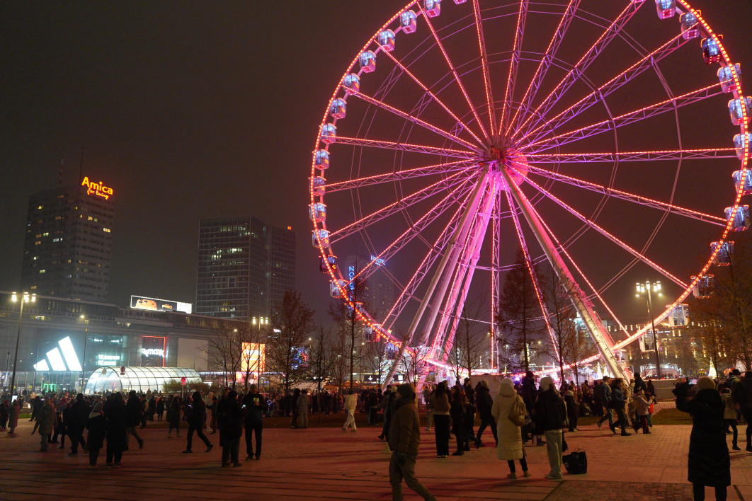 1/320 s, f/2.2, ISO 6400, 28.0 mm