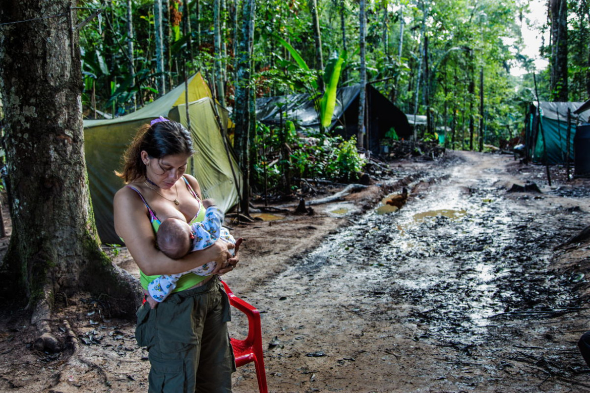 fot. Catalina Martin-Chico, Panos, "Colombia, (Re)Birth", 2. miejsce w kategorii Contemporary Issues.
Od czasu podpisania rozejmu między rządem Kolumbijskim a rebelanckim ruchem FARC w 2016, wśród byłych partyzantów zapanował "baby boom". Wcześniej posiadanie dzieci miało być zabronione. Kobiety zobligowane były do oddawania potomstwa w opiekę rodziny, a niektórzy twierdzą, że były także zmuszane do aborcji - zarzut, który FARC stale odpiera.