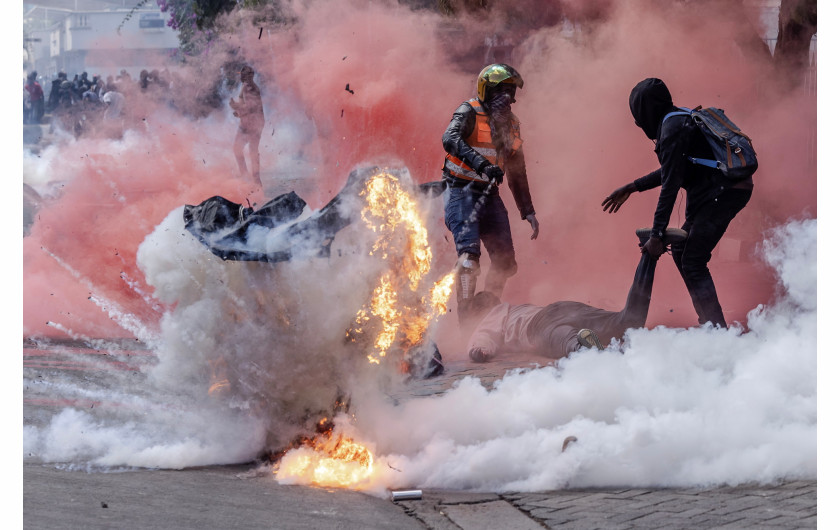 Z cyklu: Kenya's Youth Uprising
fot. Luis Tato / Agence France-Presse / World Press Photo 2025



W 2024 roku kenijski Skarb Państwa zaproponował wprowadzenie dodatkowych podatków na codzienne produkty, aby zwiększyć dochody państwa i zmniejszyć wysokie zadłużenie kraju. Propozycja ta wywołała falę protestów, zainicjowanych przez młodych Kenijczyków, którzy organizowali się za pośrednictwem mediów społecznościowych. 25 czerwca demonstranci wtargnęli do Parlamentu i starli się z policją; wielu zginęło lub zostało uprowadzonych, a setki odniosły obrażenia. Choć prezydent William Ruto wycofał kontrowersyjną ustawę, protesty trwają nadal w 2025 roku, podsycane gniewem wobec trudnej sytuacji gospodarczej, korupcji, brutalności policji i brakiem zaufania do klasy politycznej. W całym kraju młodzi ludzie stali się siłą napędową, domagając się odpowiedzialności i głębokich reform systemowych.