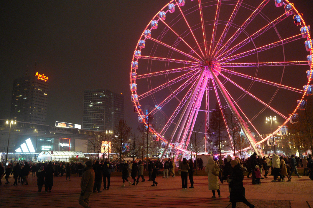 1/640 s, f/2.2, ISO 12800, 28.0 mm