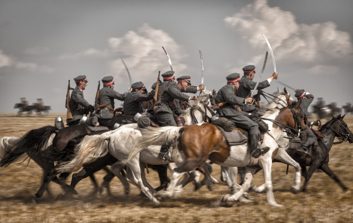 fot. Michał Niwicz, „Polska Zbrojna”, II miejsce w kategorii KULTURA I ROZRYWKA

Komarów. Rekonstrukcja bitwy pod Komarowem z 1920 roku. Scena na zdjęciu prezentuje atak polskiej kawalerii na oddziały bolszewickie. 27 sierpnia 2017