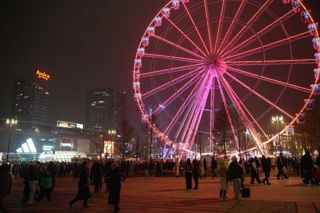 1/1250 s, f/2.2, ISO 25600, 28.0 mm