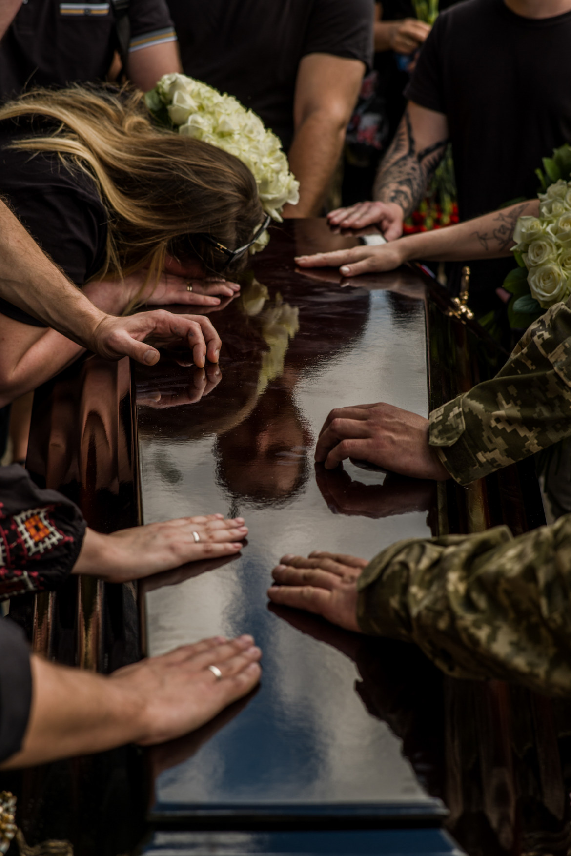 Rodzina i przyjaciele Ołeha Finogenowa, zabitego w ostrzale pod Izumem, zebrali się w soborze św. Włodzimierza w Kijowie na uroczystości pogrzebowej. Jego ciało zostało pochowane na Cmentarzu Berkowskim Miejskim w Kijowie. Ukraina, 31 sierpnia 2022 r
fot. Wojciech Grzędziński