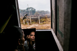 fot. Catalina Martin-Chico, Panos, "Colombia, (Re)Birth", 2. miejsce w kategorii Contemporary Issues.

Od czasu podpisania rozejmu między rządem Kolumbijskim a rebelanckim ruchem FARC w 2016, wśród byłych partyzantów zapanował "baby boom". Wcześniej posiadanie dzieci miało być zabronione. Kobiety zobligowane były do oddawania potomstwa w opiekę rodziny, a niektórzy twierdzą, że były także zmuszane do aborcji - zarzut, który FARC stale odpiera.