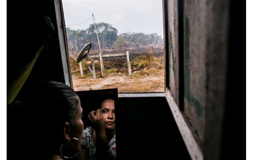 fot. Catalina Martin-Chico, Panos, Colombia, (Re)Birth, 2. miejsce w kategorii Contemporary Issues.

Od czasu podpisania rozejmu między rządem Kolumbijskim a rebelanckim ruchem FARC w 2016, wśród byłych partyzantów zapanował baby boom. Wcześniej posiadanie dzieci miało być zabronione. Kobiety zobligowane były do oddawania potomstwa w opiekę rodziny, a niektórzy twierdzą, że były także zmuszane do aborcji - zarzut, który FARC stale odpiera.