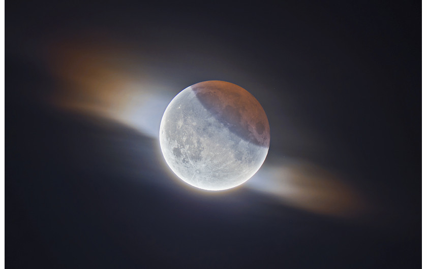 fot. Ethan Roberts HDR Partial Lunar Eclipse with Clouds, 3. miejsce w kat. Our Moon / Insight Investment Astronomy Photographer of the Year 2020