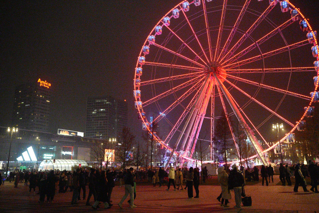 1/2500 s, f/2.2, ISO 51200, 28.0 mm