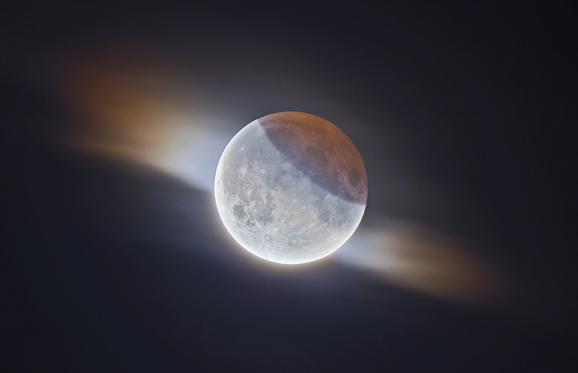 fot. Ethan Roberts "HDR Partial Lunar Eclipse with Clouds", 3. miejsce w kat. Our Moon / Insight Investment Astronomy Photographer of the Year 2020