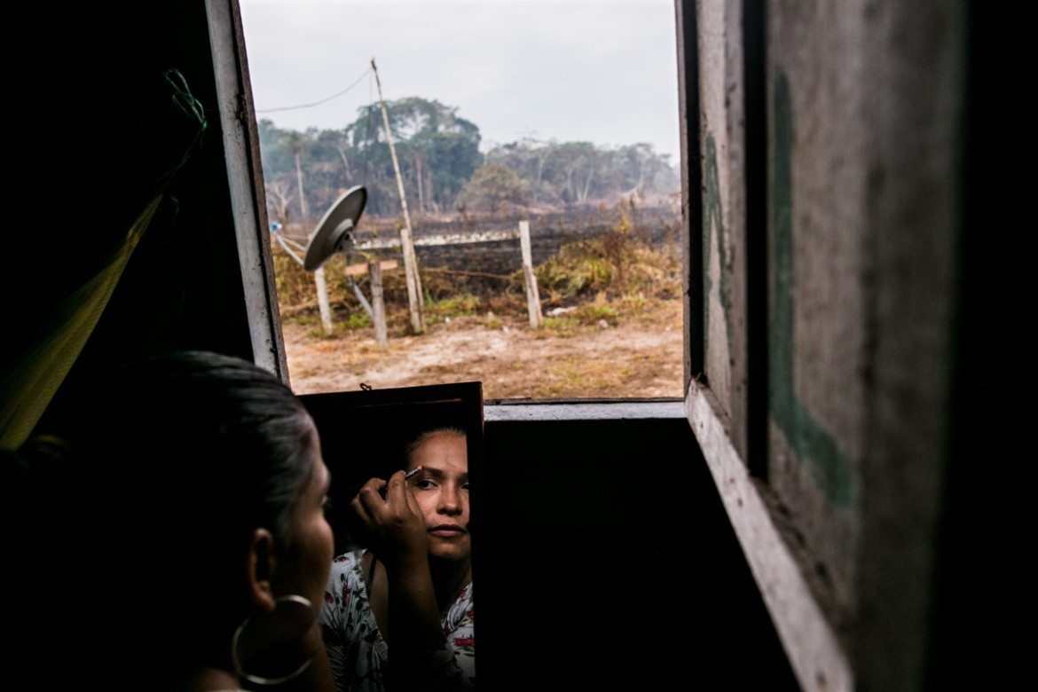fot. Catalina Martin-Chico, Panos, "Colombia, (Re)Birth", 2. miejsce w kategorii Contemporary Issues.
Od czasu podpisania rozejmu między rządem Kolumbijskim a rebelanckim ruchem FARC w 2016, wśród byłych partyzantów zapanował "baby boom". Wcześniej posiadanie dzieci miało być zabronione. Kobiety zobligowane były do oddawania potomstwa w opiekę rodziny, a niektórzy twierdzą, że były także zmuszane do aborcji - zarzut, który FARC stale odpiera.