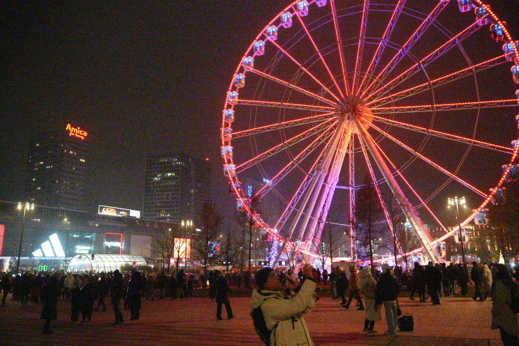 1/5000 s, f/2.2, ISO 102400, 28.0 mm