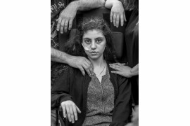 fot. Tomasz Kaczor, dla "Dużego Formatu", 1. miejsce w kategorii Portret. Ewa, 15-letnia Ormianka obudziła się po ośmiu miesiącach katatonii wywołanej przez syndrom rezygnacji. Siedzi na wózku inwalidzkim otoczona ramionami rodziców. Wciąż grozi im deportacja do Armenii.