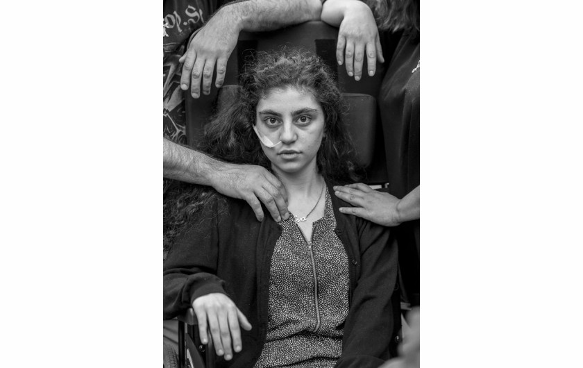 fot. Tomasz Kaczor, dla Dużego Formatu, 1. miejsce w kategorii Portret. Ewa, 15-letnia Ormianka obudziła się po ośmiu miesiącach katatonii wywołanej przez syndrom rezygnacji. Siedzi na wózku inwalidzkim otoczona ramionami rodziców. Wciąż grozi im deportacja do Armenii.