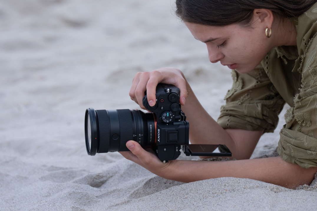 Sony A7 V dociska pedał gazu. Uniwersalna pełna klatka z nowym procesorem i częściowo-warstwową matrycą