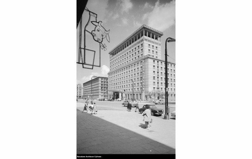 fot. Zbyszko Siemaszko. 1962r., Skrzyżowanie ulic Kruczej i Hożej od strony baru mlecznego Bambino w kierunku budynku hotelu. Z lewej widoczny neon baru.