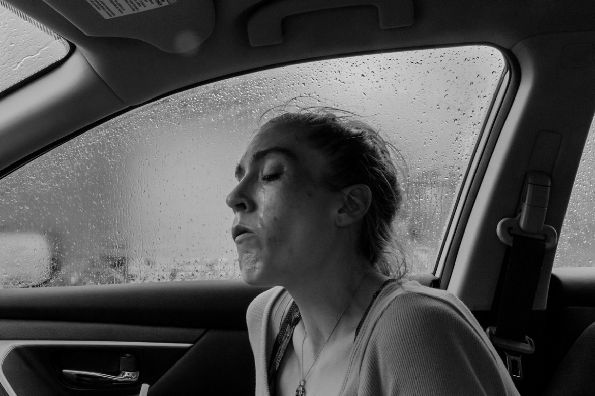fot. Philip Montgomery, for The New Yorker, "Faces of an Epidemic", 3. miejsce w kategorii Contemporary Issues.
Według danych, codziennie w skutek przedawkowania opioidów w USA umiera ponad 130 osób. Korzenie kryzysu sięgają lat 90. XX wieku kiedy do firmy farmaceutyczne przekonywały doktorów, że środki przeciwbólowe na bazie opioidów nie powodują uzależnień. Zarzuty tyczą się w szczególności firmy Purdue Pharma, która dopuszczała się agresywnego marketingu nawet mimo wiedzy na temat działania opioidów. Powszechne przepisywanie leków takich, jak Oxycontin doprowadziło do ich nadużywania. Niektórzy szybko przerzucili się na dużo tańszą heroinę, a później na syntetyczne opioidy, które są znacznie mocniejsze i łatwiejsze do przedawkowania.