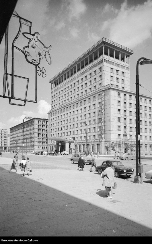 fot. Zbyszko Siemaszko. 1962r., Skrzyżowanie ulic Kruczej i Hożej od strony baru mlecznego Bambino w kierunku budynku hotelu. Z lewej widoczny neon baru.