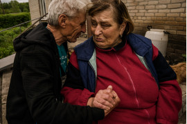 Natasza (61 l.) rozmawia z przyjacielem, siedząc przed bunkrem w Kutuziwce, jednej z wiosek wyzwolonych przez armię ukraińską spod rosyjskiej okupacji. Natasza cały czas okupacji spędziła na wsi. Jej dom został zniszczony podczas ostrzału 3 maja. Jest cukrzykiem i najbardziej martwi ją brak zapasów leków. Ukraina, 22 maja 2022
fot. Wojciech Grzędziński