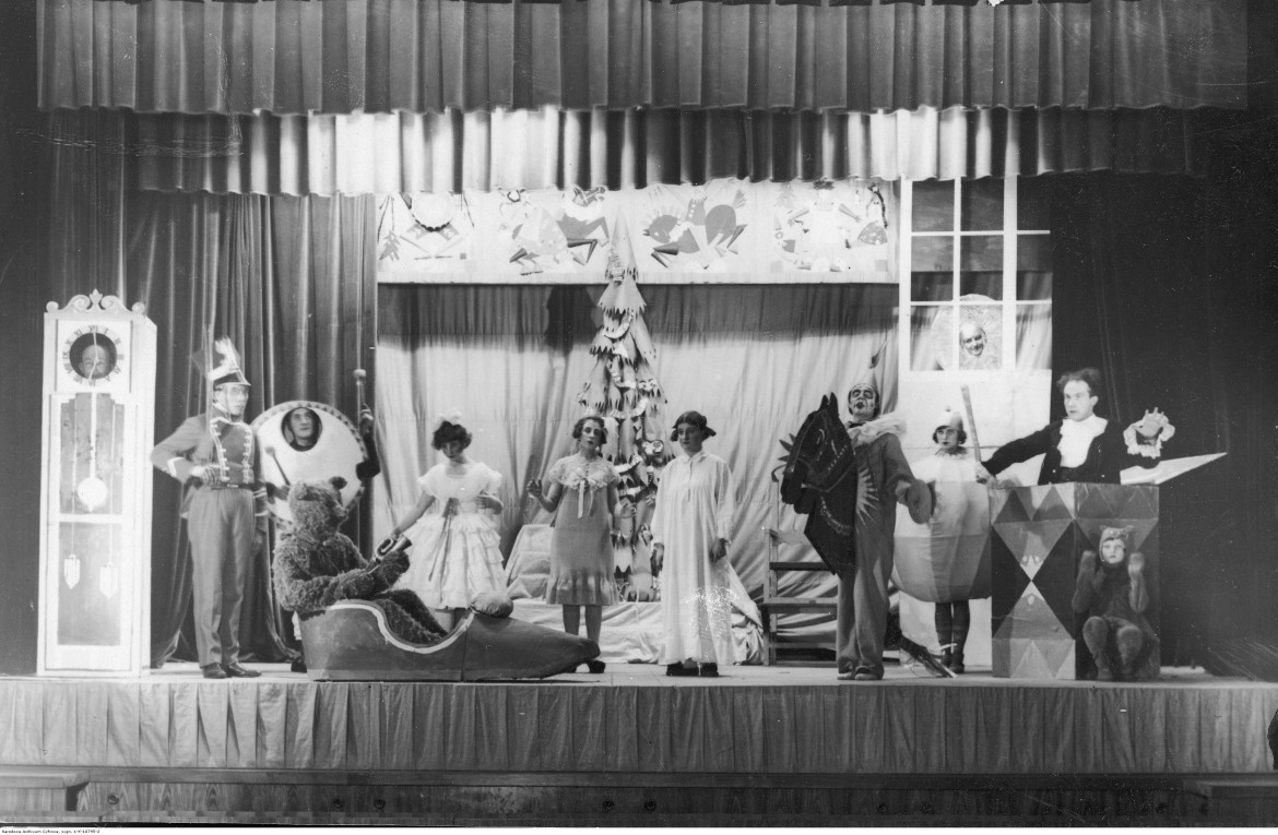 Przedstawienie świąteczne dla dzieci zorganizowane przez Komisję Międzyzwiązkową Kulturalno-Artystyczną w Teatrze Ateneum w Warszawie, 1928 / Narodowe Archiwum Cyfrowe