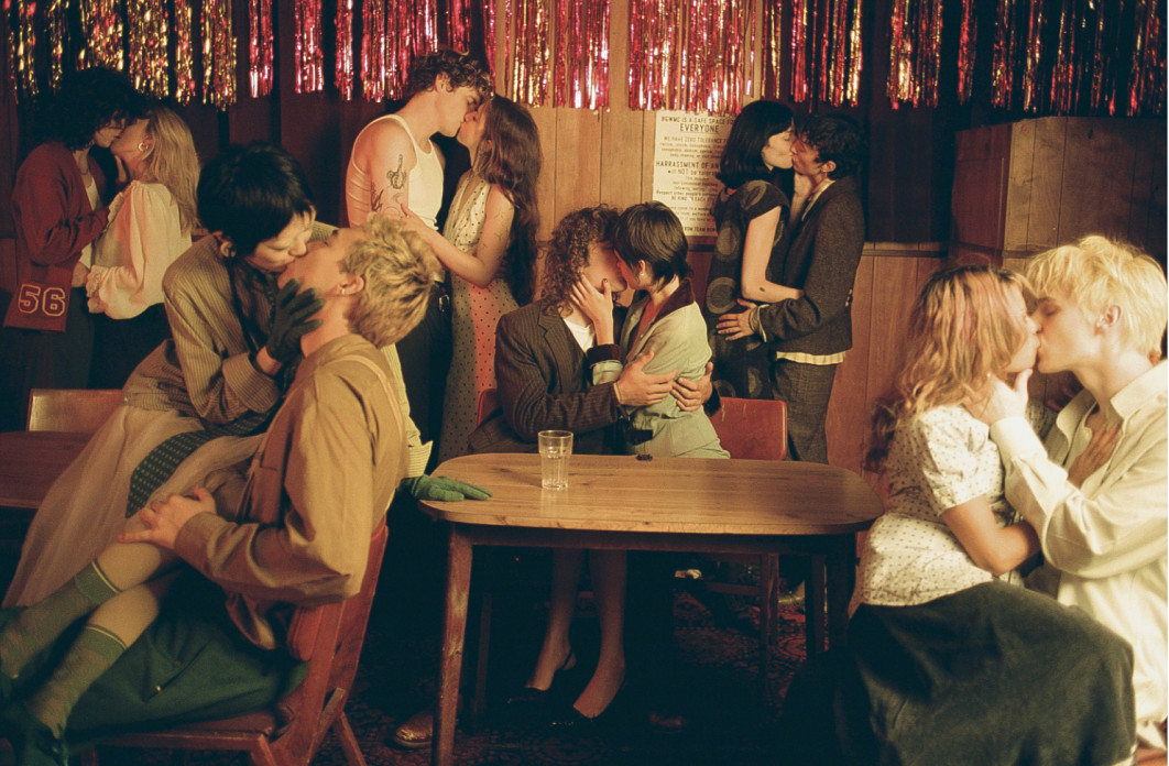 Fot. Andrea Marti, "Crush", Crush to drugi rozdział większego cyklu, złożonego z inscenizowanych zdjęć par całujących się. Seria przyjmuje pozornie dokumentalną formułę, zacierając granice między rzeczywistością a kreacją. Poprzez stylizowane kompozycje i narracje budowane wokół bohaterów Crush bada przecięcia intymności, tożsamości i performansu, czerpiąc inspirację z fantazji, ulotnych spotkań oraz pragnienia / Female in Focus x Nikon 2025