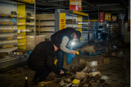 Ludzie szukają jedzenia w zbombardowanym centrum handlowym Welmart w dzielnicy Saltovka Charków w północnej części miasta, najbardziej dotkniętej rosyjskim ostrzałem.
16 marca 2022 Charków, Ukraina
fot. Wojciech Grzędziński