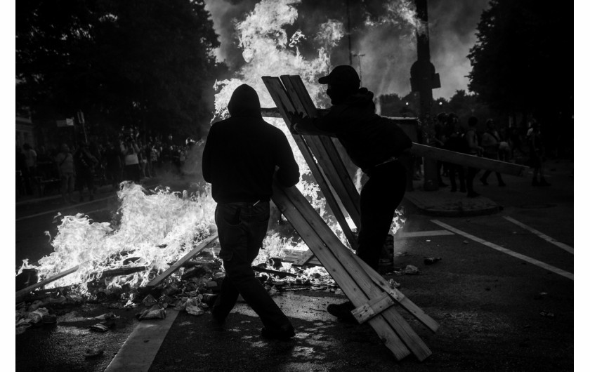 fot. Michał Dyjuk, Forum Polska Agencja Fotografów, I miejsce w kategorii WYDARZENIA

Zamieszki w Hamburgu podczas szczytu G20, czyli spotkania przywódców największych potęg gospodarczych świata. Miasto przez trzy noce było polem bitwy między protestującymi antyglobalistami a strzegącymi porządku policjantami. Szkody szacowano na 12 mln euro. 7 lipca – 9 lipca 2017