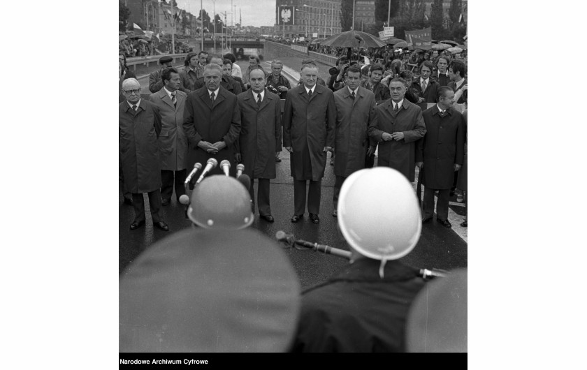 fot. Zbyszko Siemaszko. 1974r. Uroczystość otwarcia Trasy Łazienkowskiej. Dostojni goście zgromadzeni podczas uroczystości. W 1. rzędzie od prawej stoją: sekretarz KC PZPR Edward Babiuch, zastępca przewodniczącego Rady Państwa Władysław Kruczek, prezydent m. st. Warszawy Jerzy Majewski, premier Piotr Jaroszewicz, I sekretarz KW PZPR Józef Kępa, I sekretarz KC PZPR Edward Gierek, wicepremier Józef Tejchma, przewodniczący Rady Państwa Henryk Jabłoński.