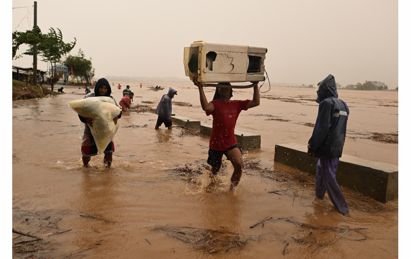 Z cyklu: Four Storms, Ten Days
fot. Noel Celis / Associated Press / World Press Photo 2025




W ciągu zaledwie kilku dni – pod koniec października i na początku listopada 2024 roku – Filipiny nawiedziły cztery kolejne cyklony, z których trzy przekształciły się w tajfuny. Po Tropikalnym Sztormie Trami przyszły tajfuny Yinxing, Toraji i Usagi, pozostawiając za sobą pas zniszczeń, głównie w regionie północnego Luzon. Z danych zawartych w raporcie Philippine Climate Change Assessment Cycle wynika, że od 2012 roku liczba tajfunów uderzających w Filipiny wzrosła aż o 210%. Inne badania również potwierdzają, że kryzys klimatyczny nasila ekstremalne zjawiska pogodowe, takie jak ulewy i powodzie, na całym świecie.