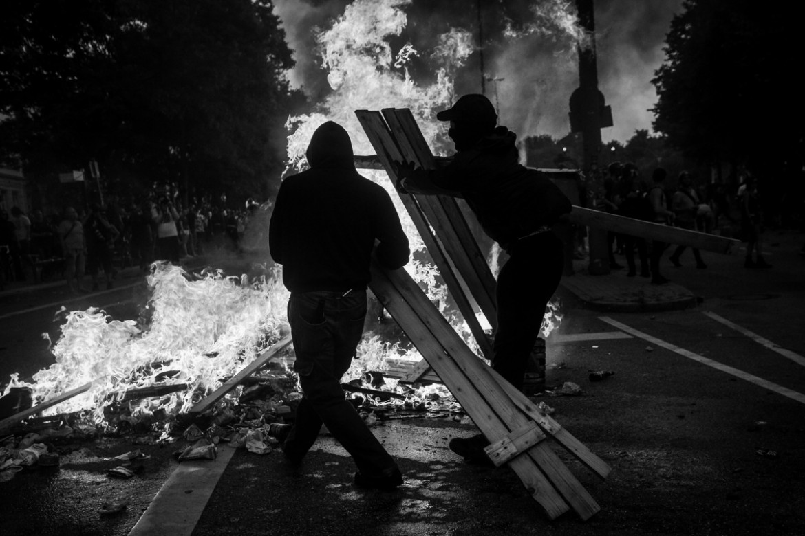 fot. Michał Dyjuk, Forum Polska Agencja Fotografów, I miejsce w kategorii WYDARZENIA
Zamieszki w Hamburgu podczas szczytu G20, czyli spotkania przywódców największych potęg gospodarczych świata. Miasto przez trzy noce było polem bitwy między protestującymi antyglobalistami a strzegącymi porządku policjantami. Szkody szacowano na 12 mln euro. 7 lipca – 9 lipca 2017