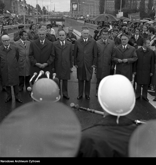 fot. Zbyszko Siemaszko. 1974r. Uroczystość otwarcia Trasy Łazienkowskiej. Dostojni goście zgromadzeni podczas uroczystości. W 1. rzędzie od prawej stoją: sekretarz KC PZPR Edward Babiuch, zastępca przewodniczącego Rady Państwa Władysław Kruczek, prezydent m. st. Warszawy Jerzy Majewski, premier Piotr Jaroszewicz, I sekretarz KW PZPR Józef Kępa, I sekretarz KC PZPR Edward Gierek, wicepremier Józef Tejchma, przewodniczący Rady Państwa Henryk Jabłoński.